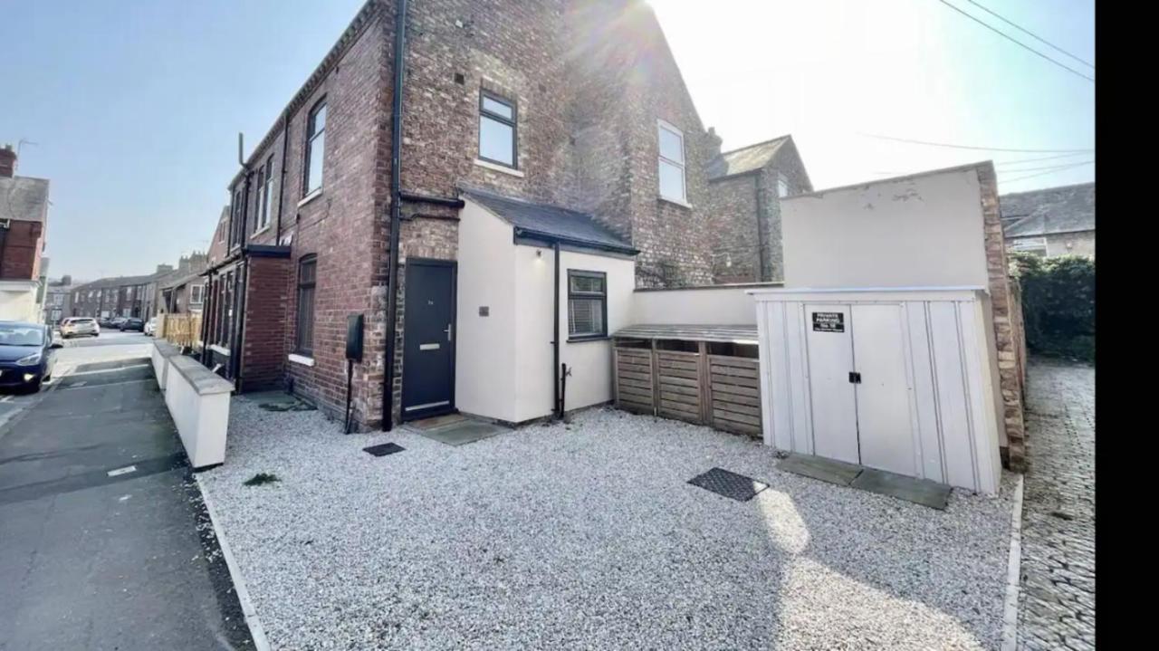 Townhouse With Private Parking Villa York Exterior photo